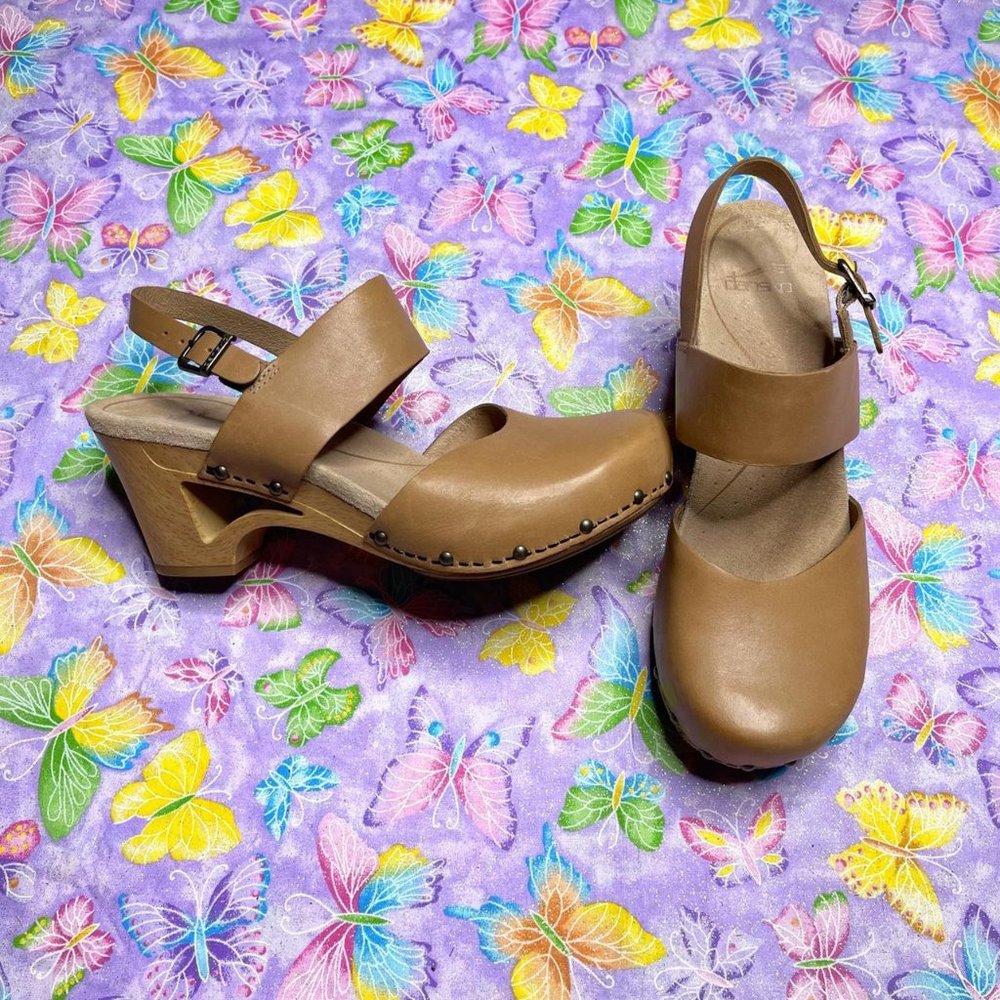 Dansko wooden nude leather closed toed clog heels size 39